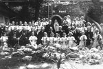 Stepinac s ostalim hrvatskim biskupima u sirotištu u Budimpešti, 1938.